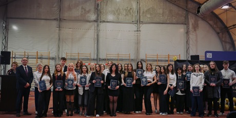 Powiększ grafikę: zakonczenie-roku-klas-maturalnych-fotorelacja-689965.jpg