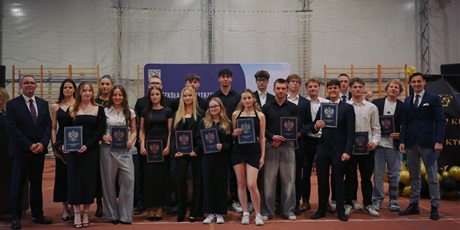 Powiększ grafikę: zakonczenie-roku-klas-maturalnych-fotorelacja-689970.jpg