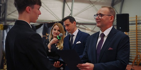 Powiększ grafikę: zakonczenie-roku-klas-maturalnych-fotorelacja-689971.jpg