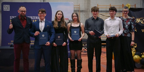 Powiększ grafikę: zakonczenie-roku-klas-maturalnych-fotorelacja-689972.jpg