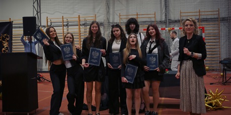 Powiększ grafikę: zakonczenie-roku-klas-maturalnych-fotorelacja-689975.jpg