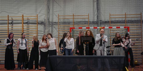 Powiększ grafikę: zakonczenie-roku-klas-maturalnych-fotorelacja-690024.jpg